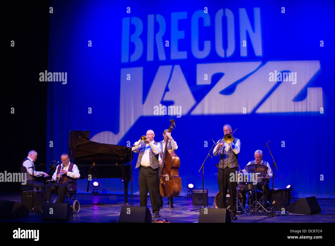 Jazz-Legende Herr Acker Bilk spielt Klarinette im Rollstuhl mit seinem Paramount Jazzband am Brecon Jazz Festival 2013 Stockfoto