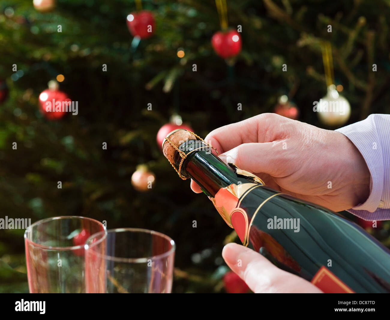 Senior woman Eröffnung Champagner hautnah Stockfoto