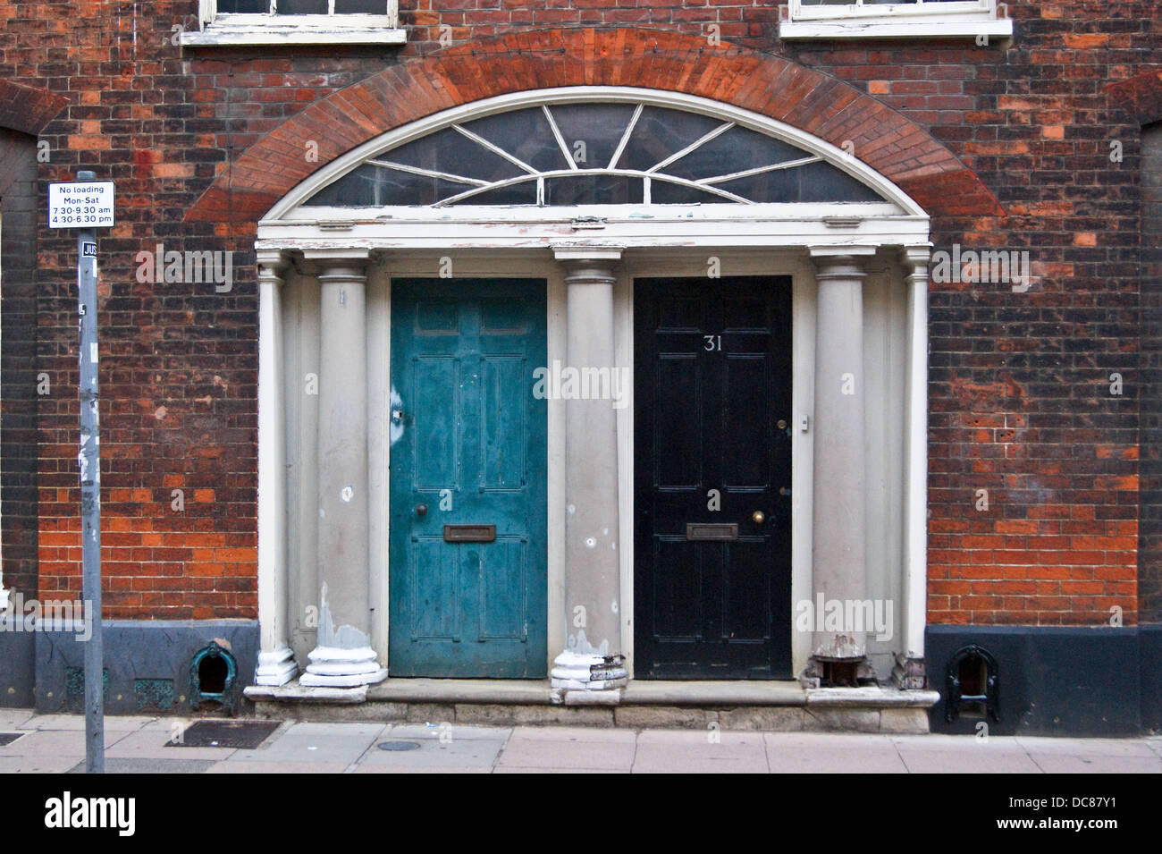Georgische Doppeltür mit dorischen Pilastern und Oberlicht, 29-31 St Giles Street, Norwich, Norfolk, England Stockfoto