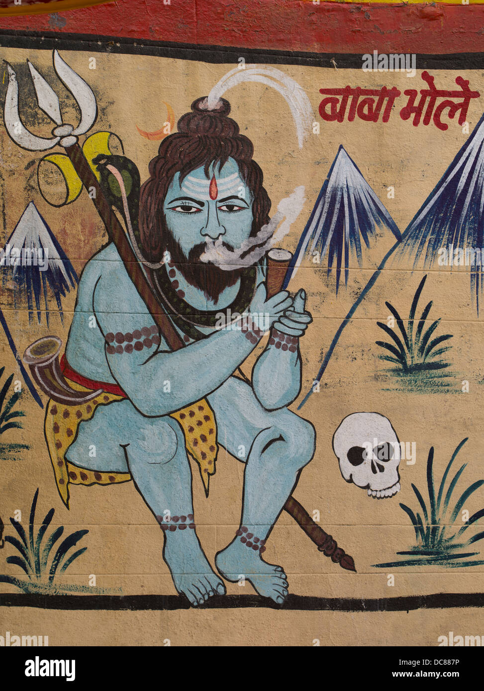 Hindu-Gott Shiva Rauchen Wandbild gemalt an den Gebäuden am Ufer des Ganges Fluss - Varanasi, Uttar Pradesh, Indien Stockfoto