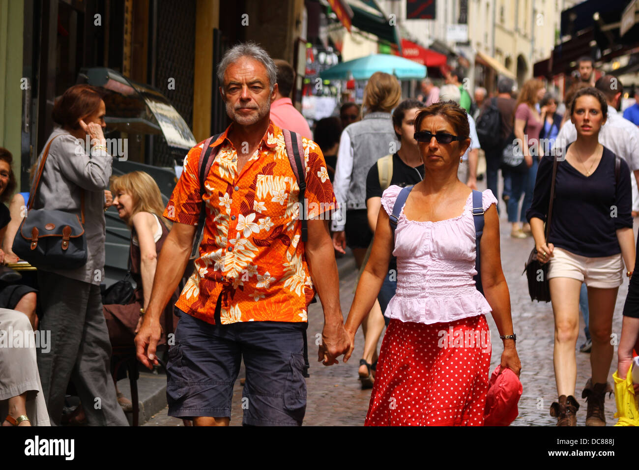 Paar von Touristen zu Fuß Hand für Hand durch die Menge an rue Mouffetard, Quartier Latin, Paris, Frankreich Stockfoto