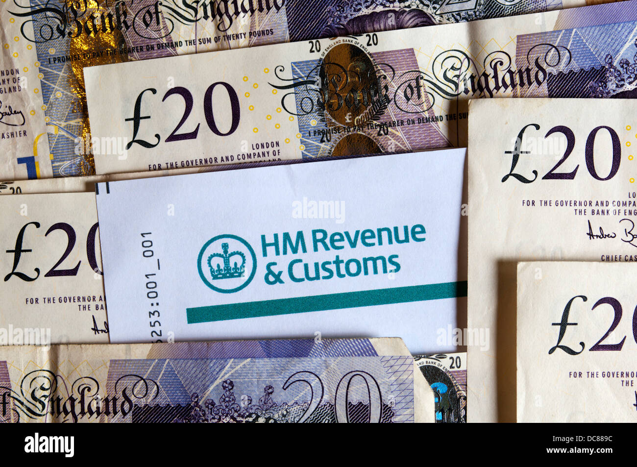 HM Revenue & Zollbeleg umgeben von 20 Pfund-Noten. Stockfoto