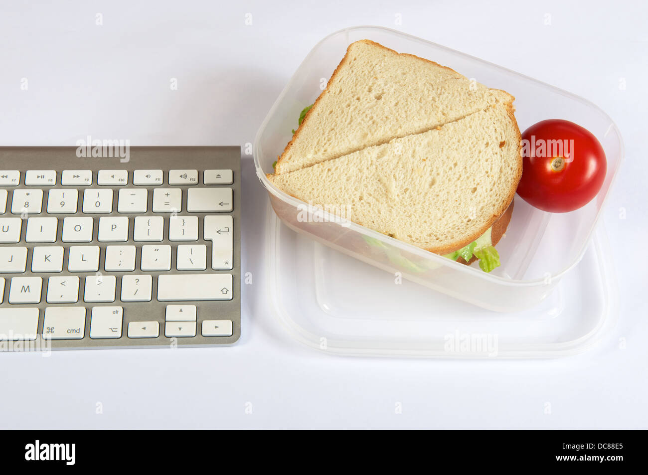 Lunchpaket mit Computer-Tastatur Stockfoto