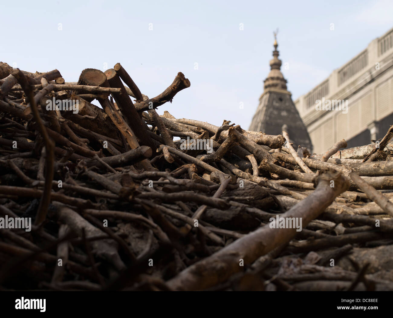 Manikarnika Ghat. Holz für Feuerbestattungen und Schuppen an den Ufern des Flusses Ganges - Varanasi, Indien Stockfoto