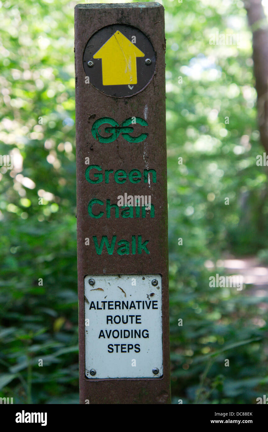 Einen Wegpunkt für den Green Chain Walk in Ravensbourne Woods, Südlondon zeigt eine alternative Route, die Schritte zu vermeiden. Stockfoto