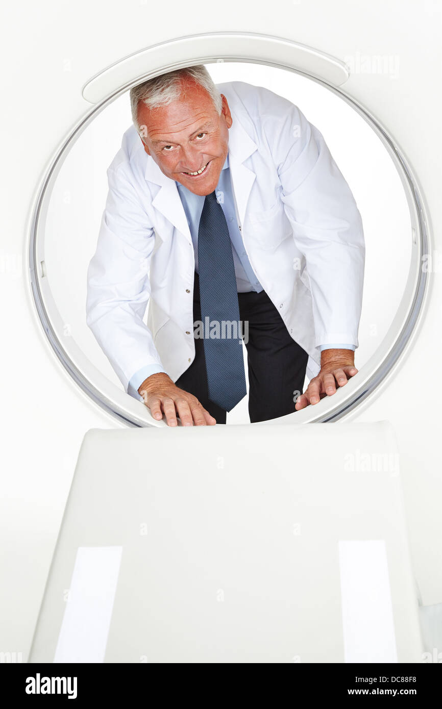 Smaling Oberärztin Blick durch MRI Scan Rohr Stockfoto