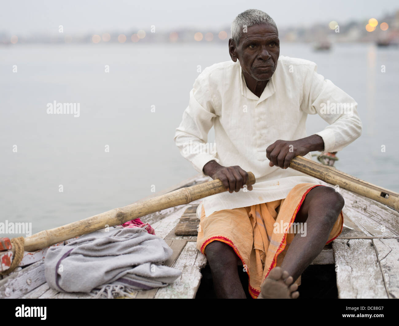 Bootsmann Rudern auf dem Ganges - Varanasi, Indien Stockfoto