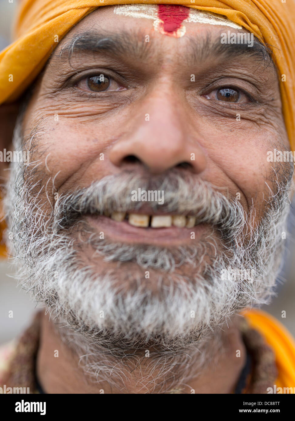 Sadhu heiliger Mann am Ufer des Flusses Ganges - Varanasi, Indien Stockfoto
