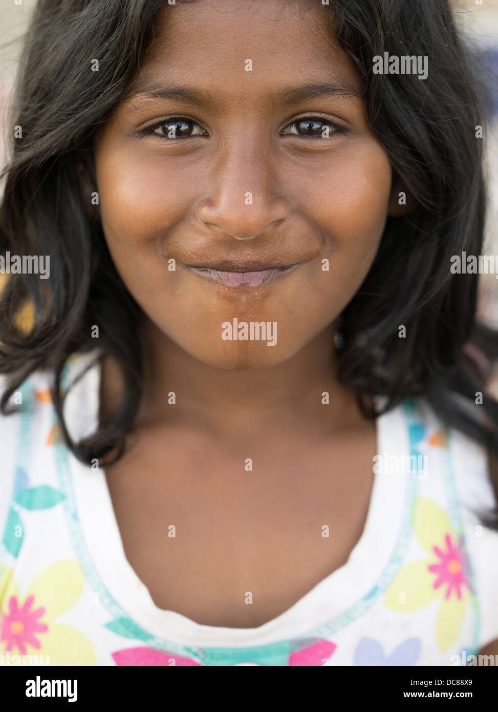 Porträt des jungen schöne indische Mädchen von indischen Ganges-Fluss (Varanasi) Stockfoto