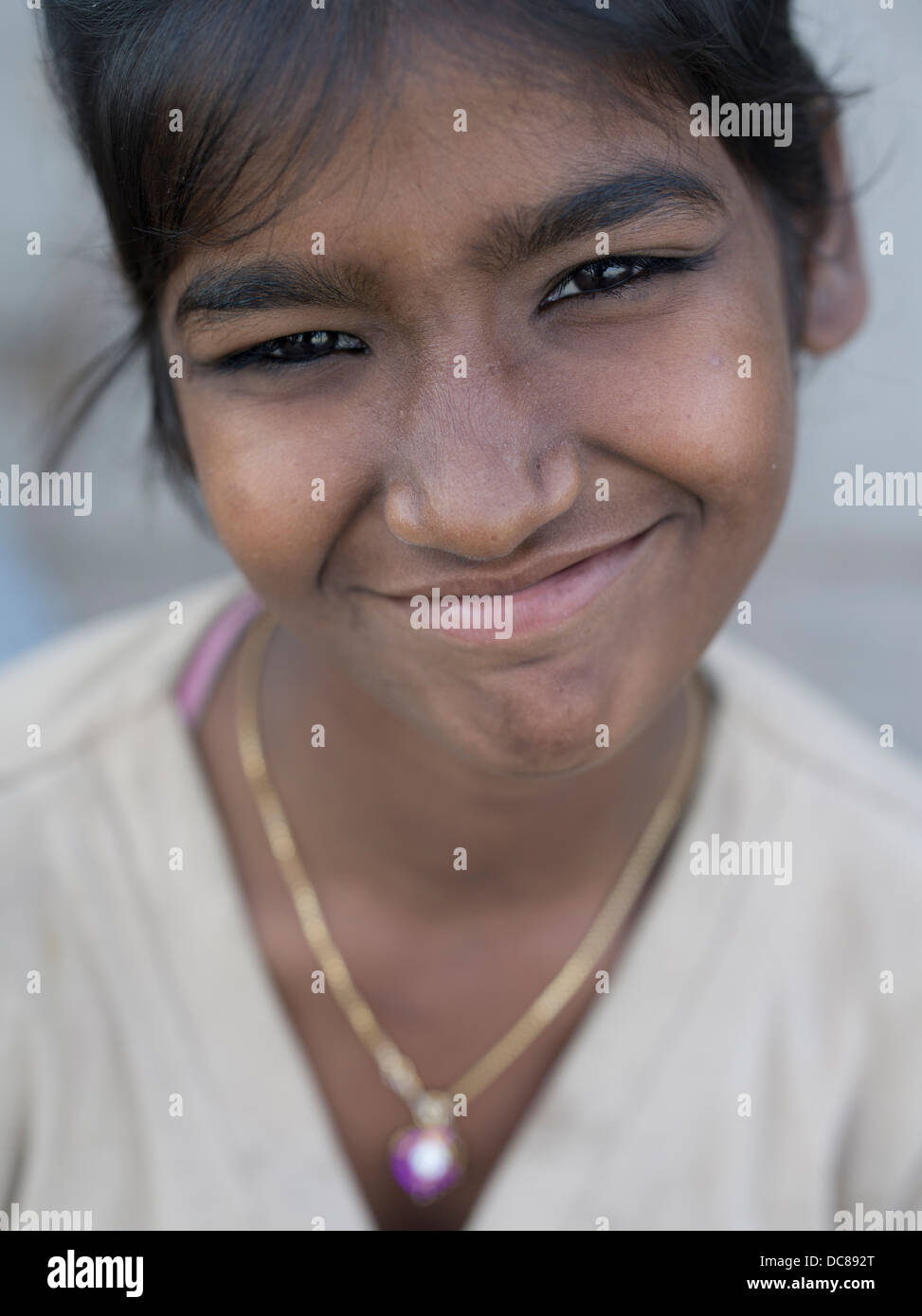 Porträt des jungen schöne indische Mädchen von indischen Ganges-Fluss (Varanasi) Stockfoto