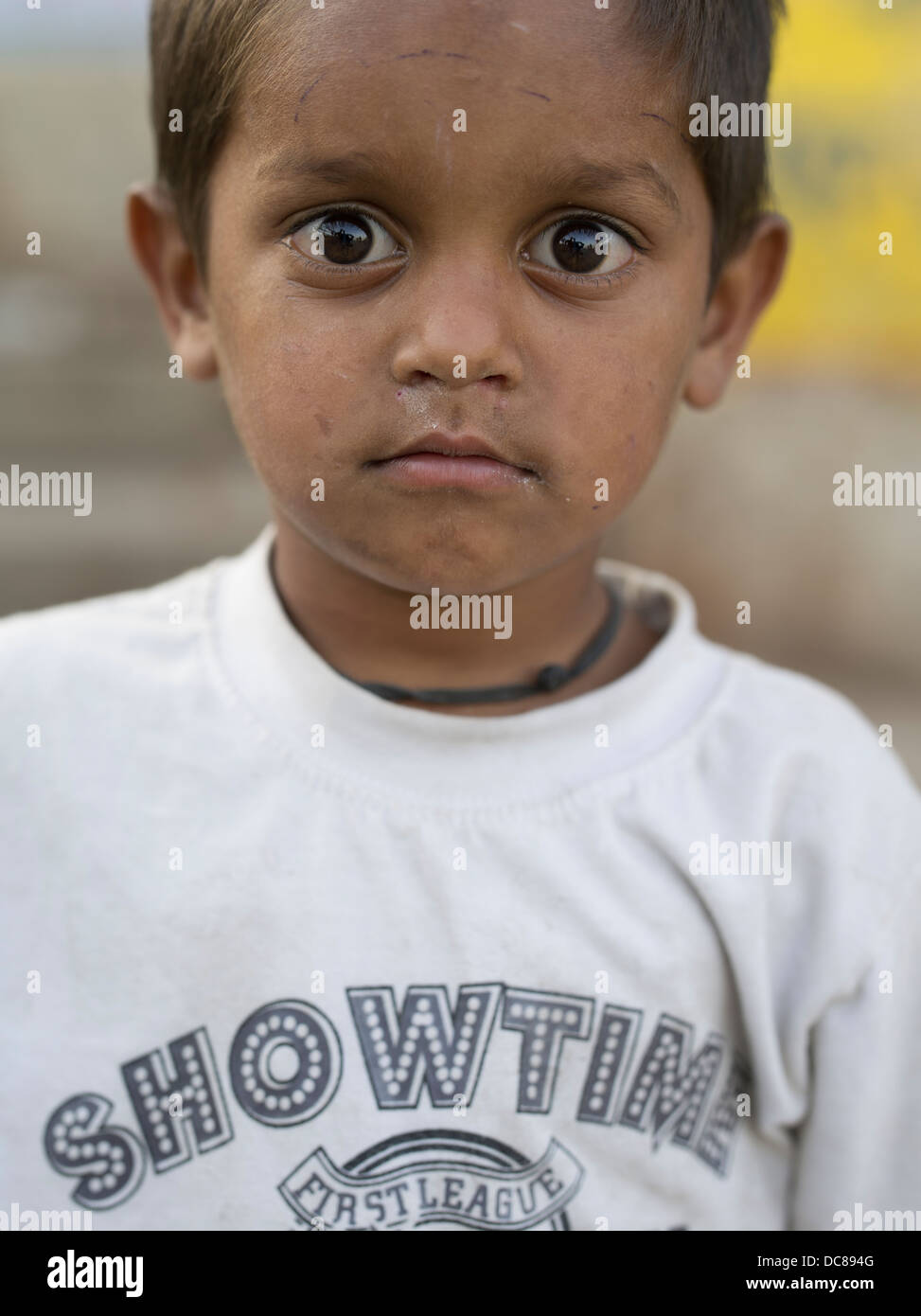 Porträt des jungen Leben auf der Straße vom Fluss Ganges (Varanasi) Stockfoto