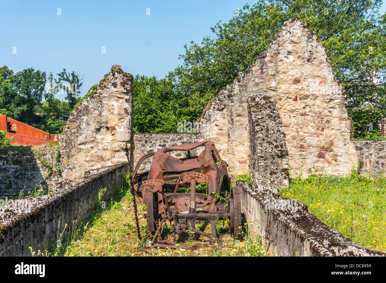 Verrostete Auto in unter den steinernen Gebäude Ruinen von Oradour-sur-Glane, Krieg, Massaker, Dordogne, Limousin, West, Südfrankreich. Stockfoto