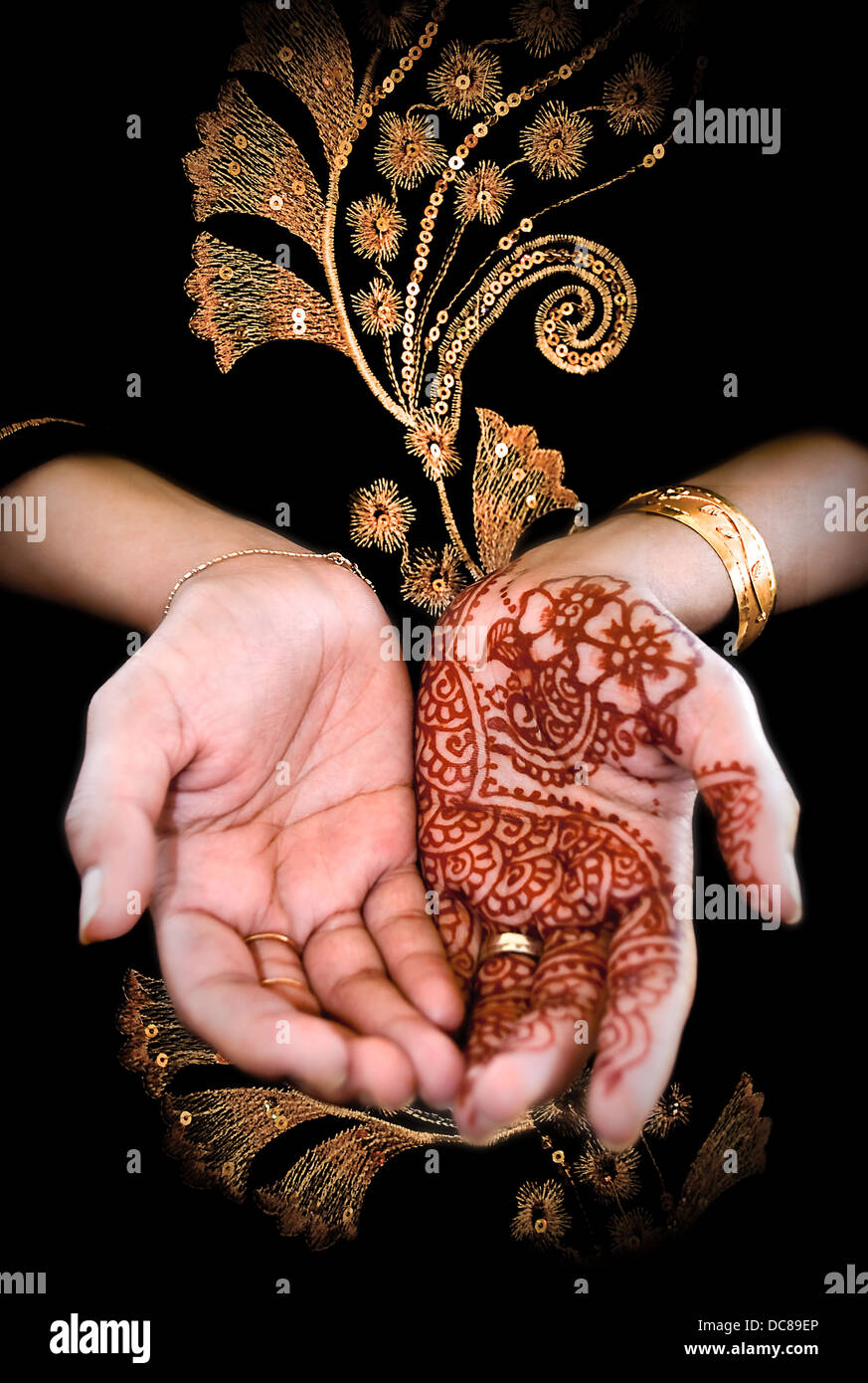 Mehendi, Henna auf Braut Hand - Farbe Stockfoto
