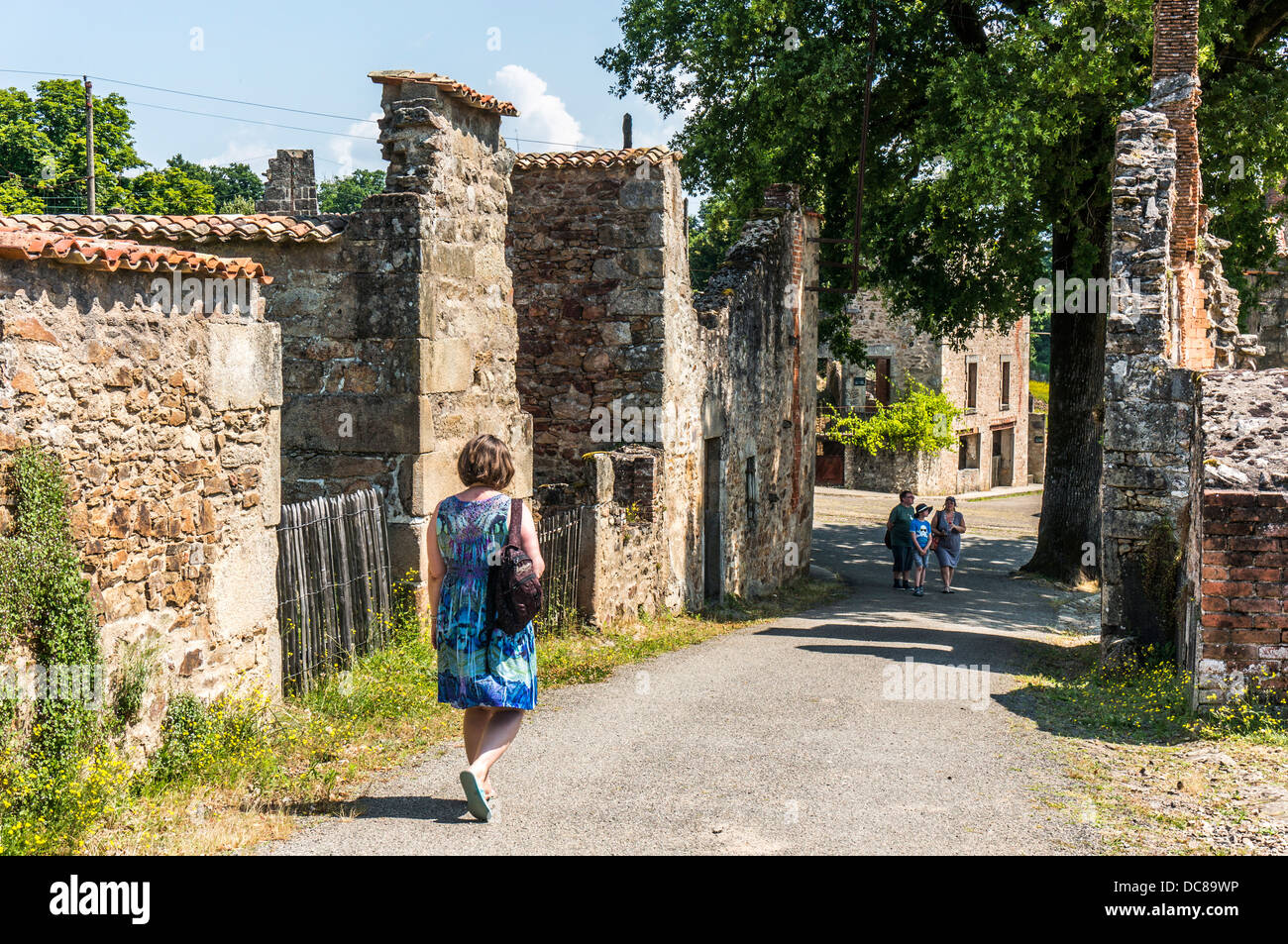 Besucher wandern rund um die Ruinen von Oradour-sur-Glane Dorf, Dordogne, Limousin, Frankreich, der Westen, Europa. Stockfoto