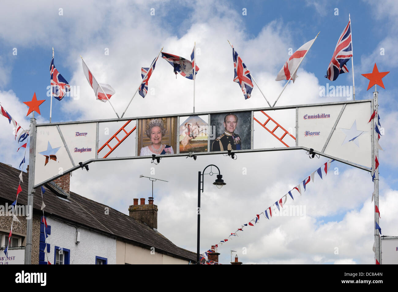 Orange-Bogen über eine Straße in Hillsborough mit Fahnen und ein Foto von der Queen und Prinz Philip. Stockfoto