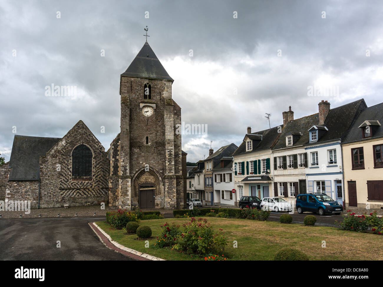 17. Jahrhundert gotische Kirche von St. Martin und den nahe gelegenen Häuser in Saint-Valery-Sur-Somme, Departement Somme, Nord-Frankreich. Stockfoto