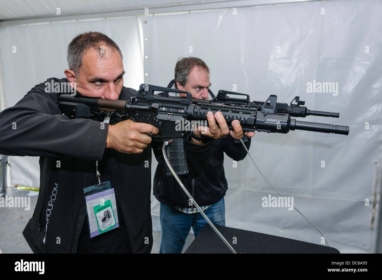 Zwei Männer nutzen einen Saab Kampftraining simulator Stockfoto