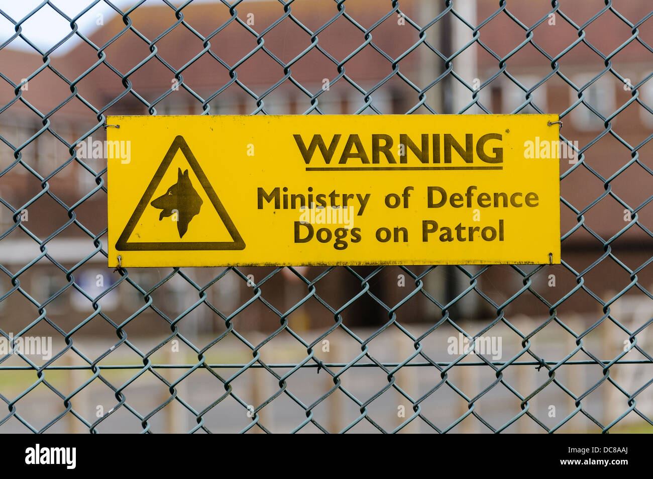 Melden Sie sich an einem militärischen Standort warnt, dass Hunde auf Patrouille sind Stockfoto