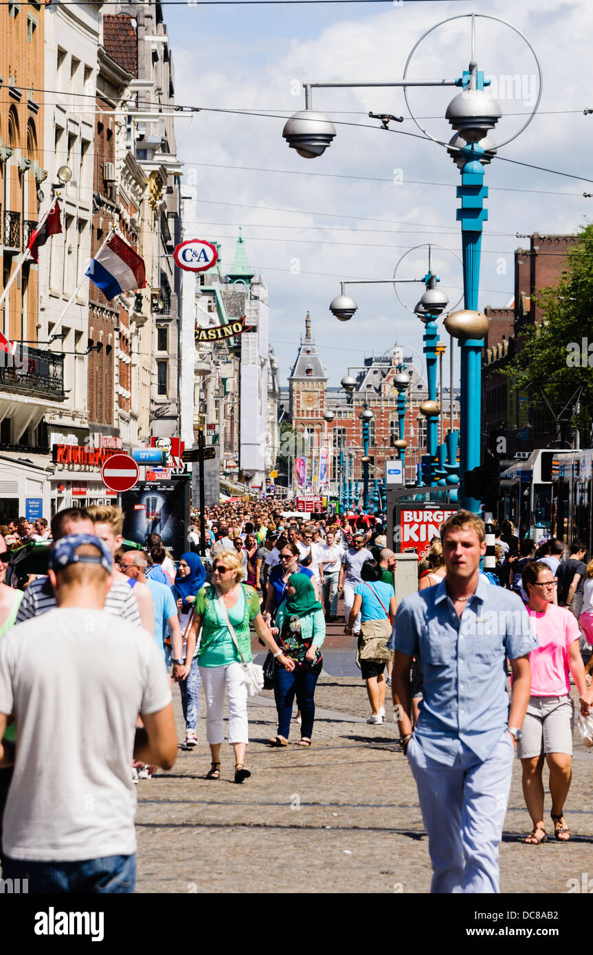 Damrak, Amsterdam, mit vielen Menschen Stockfoto