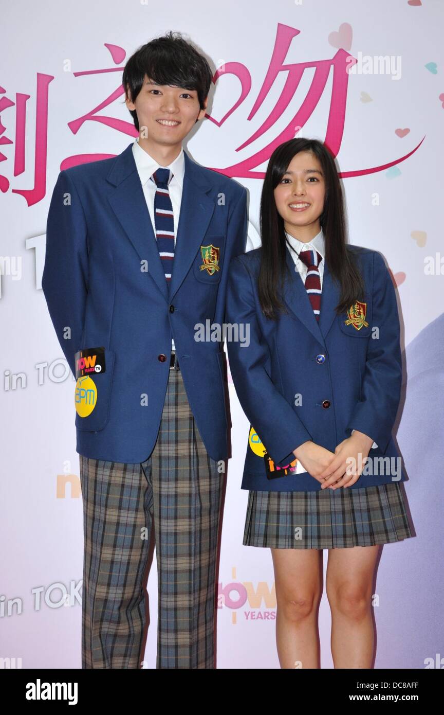 Japanischer Schauspieler Furukawa Yuki und Schauspielerin Watanabe Honoka fördern ihre Drama Liebe In Tokyo in Hong Kong, China am Sonntag August 11,2013. Stockfoto