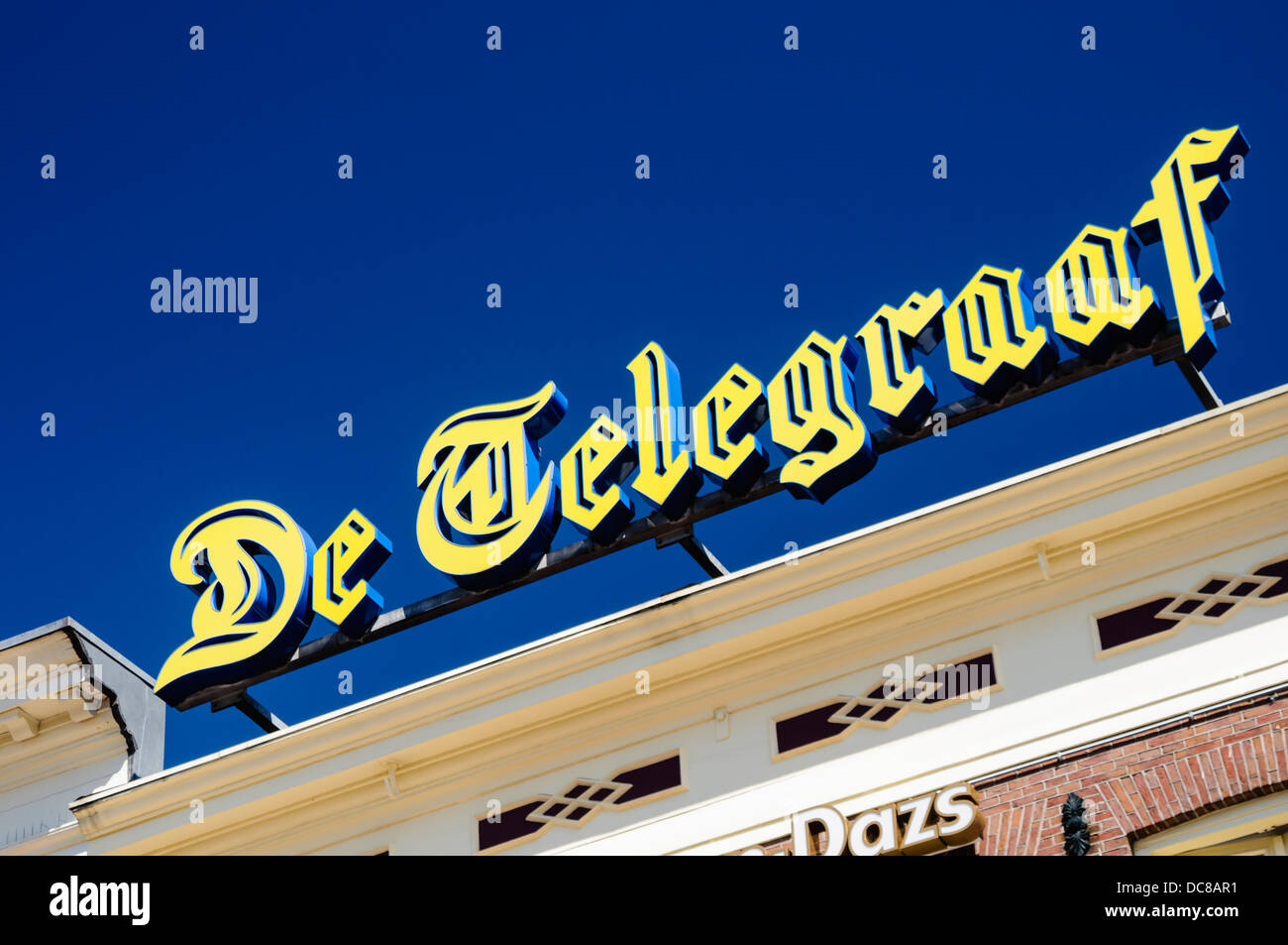 Auf dem Dach eines Gebäudes in Amsterdam, De Telegraaf Werbung melden Stockfoto