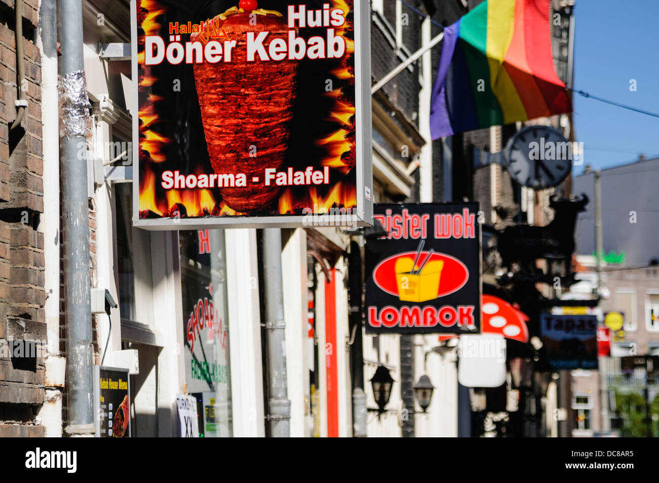 Straße von Fastfood-Restaurants in Amsterdam Stockfoto
