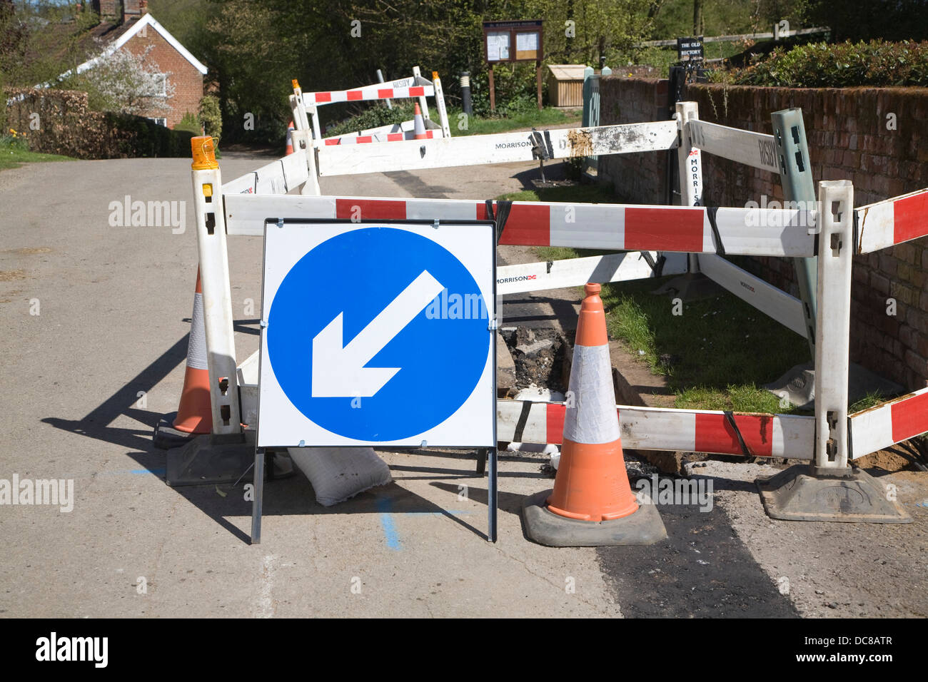 Blaue Richtung Pfeil Schild an Baustellen UK Stockfoto