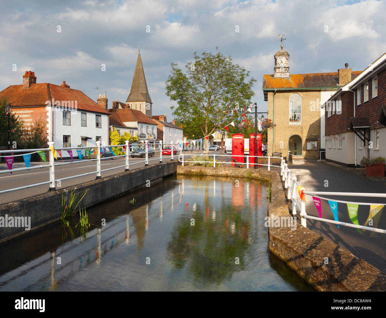 Nebenfluss des Flusses Tests fließt durch Stockbridge High Street. Hampshire. England. VEREINIGTES KÖNIGREICH. Stockfoto