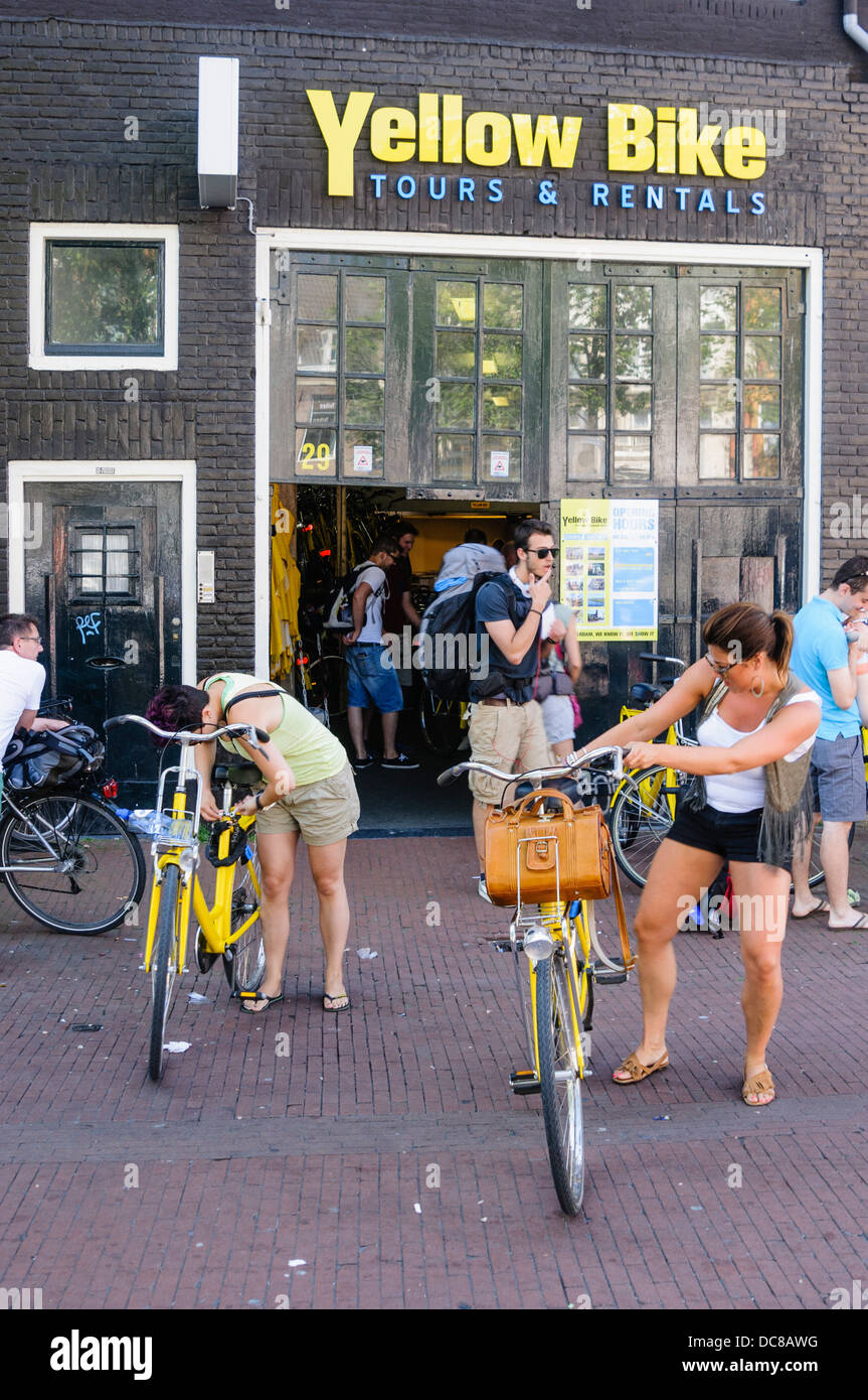 Gelbe Biketouren und Vermietungen in Amsterdam Stockfoto