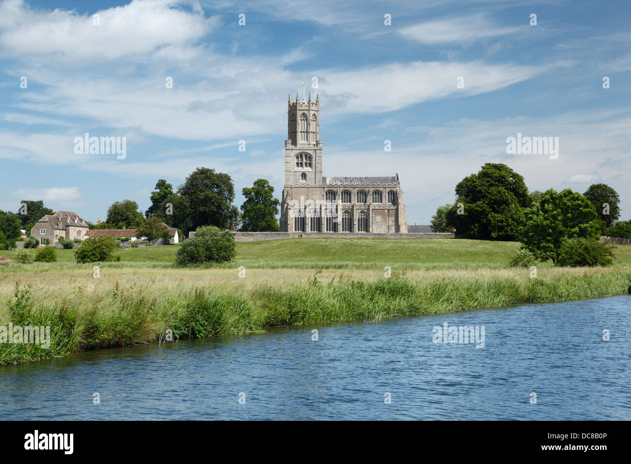 Kirche der Hl. Maria und die Heiligen auf den Fluss Nene in Fotheringhay. Northamptonshire. England. VEREINIGTES KÖNIGREICH. Stockfoto