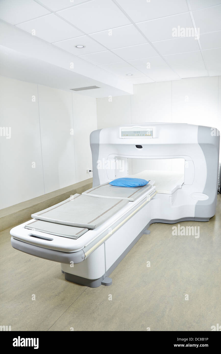 MRT-Gerät in leere Radiologie Zimmer in einem Krankenhaus Stockfoto