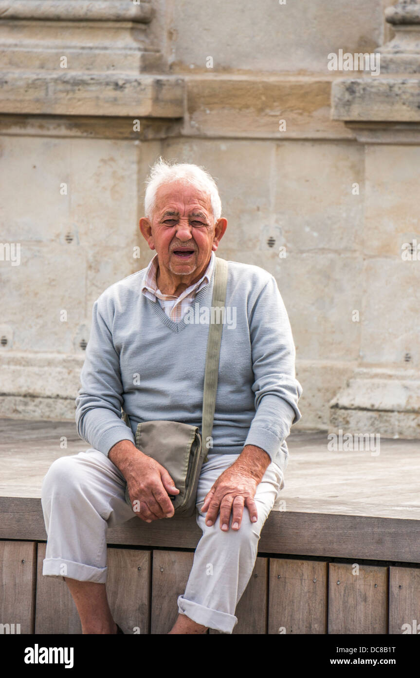 Ein Alter Mann Rast in Saint-Valery-Sur-Somme, einer Gemeinde im Departement Somme, Nord-Frankreich. Stockfoto