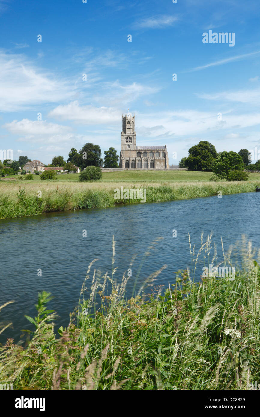 Kirche der Hl. Maria und die Heiligen auf den Fluss Nene in Fotheringhay. Northamptonshire. England. VEREINIGTES KÖNIGREICH. Stockfoto