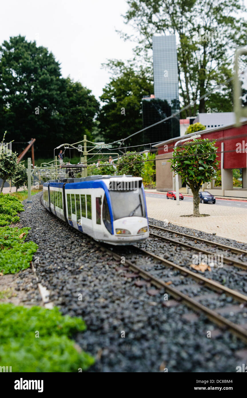 Eine Amsterdamer Straßenbahn nähert sich auf einer Strecke, in Madurodam Interactive Miniatur Park, Niederlande Stockfoto