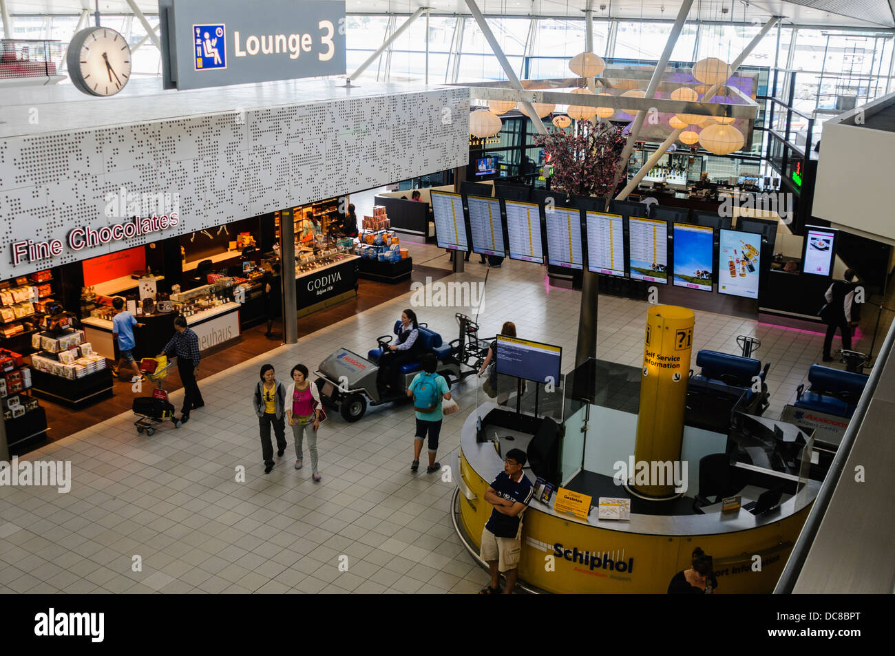 Abflug-Lounge im Flughafen Schiphol, Amsterdam Stockfoto