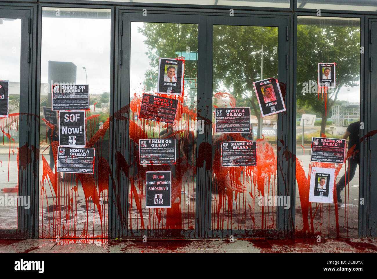 Paris, Frankreich. Französische AIDS-Aktivisten, Act up Paris, Demonstration gegen Amercian Pharmaceutical Lab, Gilead, weil sie ihr HVC-Medikament für kranke Patienten nicht genehmigt haben, Sofosbufir große Pharma-Proteste, Activism Art Act up Poster, france Activism Street Art, Sofosbuvir Stockfoto