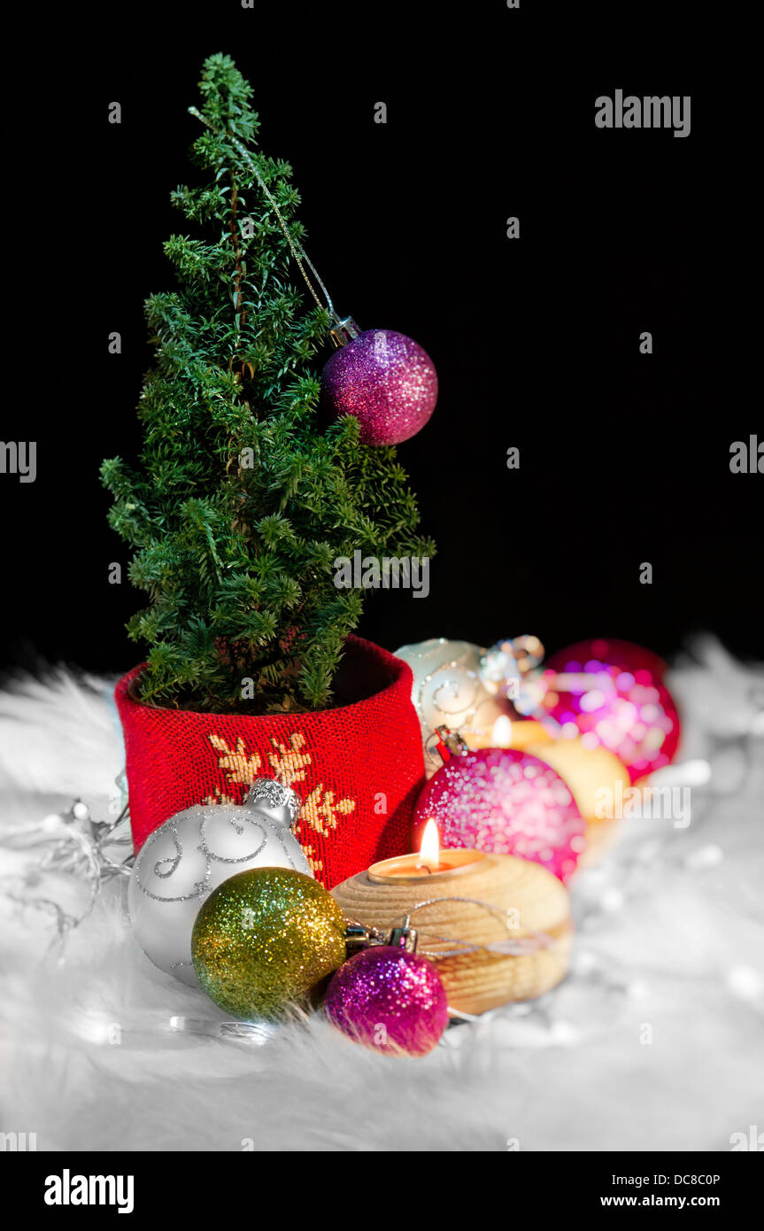 Weihnachtsbaum und Schmuck - festliche Stimmung Stockfoto