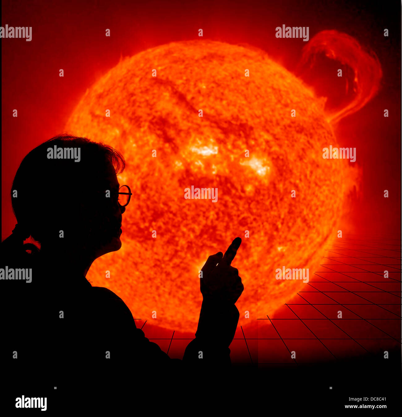 Lehrer für Naturwissenschaften Frau diskutieren Sonne Fackeln auf dem Bildschirm mit Perspektivenraster Stockfoto