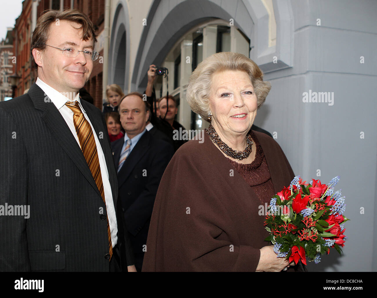 Königin Beatrix und Prinz Friso von den Niederlanden besuchen die Eröffnung des Centers "De Nieuwe Liefde" (die neue Liebe) in Amsterdam, The Netherlands am 11. Februar 2011. De Nieuwe Liefde, eine Initiative von Huub Oosterhuis, bietet eine Bühne für Studium, Debatte, Religion, Musik und Theater. Foto: Patrick van Katwijk Stockfoto