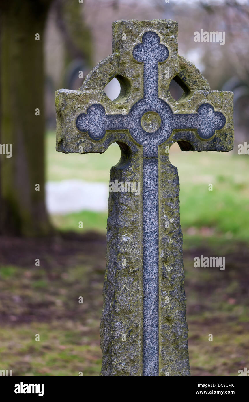 Grabstein - Kreuz viktorianischen Stein auf einem alten Friedhof Stockfoto