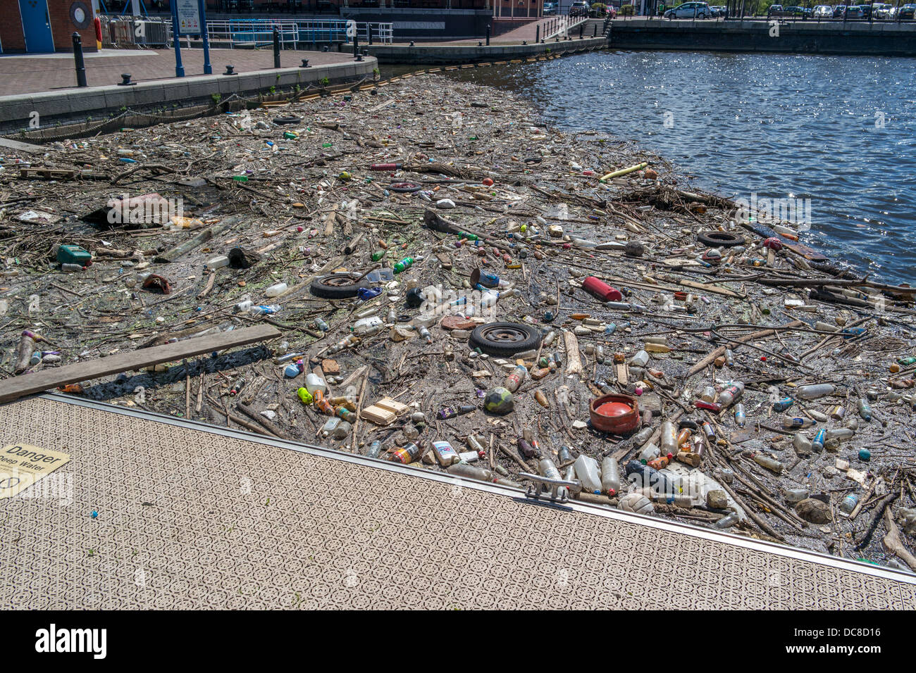 Strandgut und Treibgut, schweben Müll auf der Anklagebank, Müll im Wasser, Umweltfragen Stockfoto