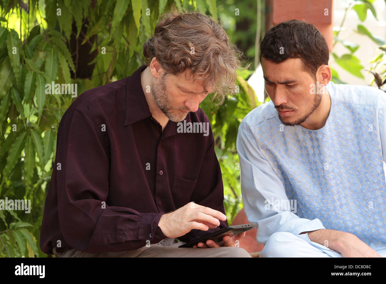 Afghanische Studenten gelehrt wie einen Tablet Computer verwenden Stockfoto