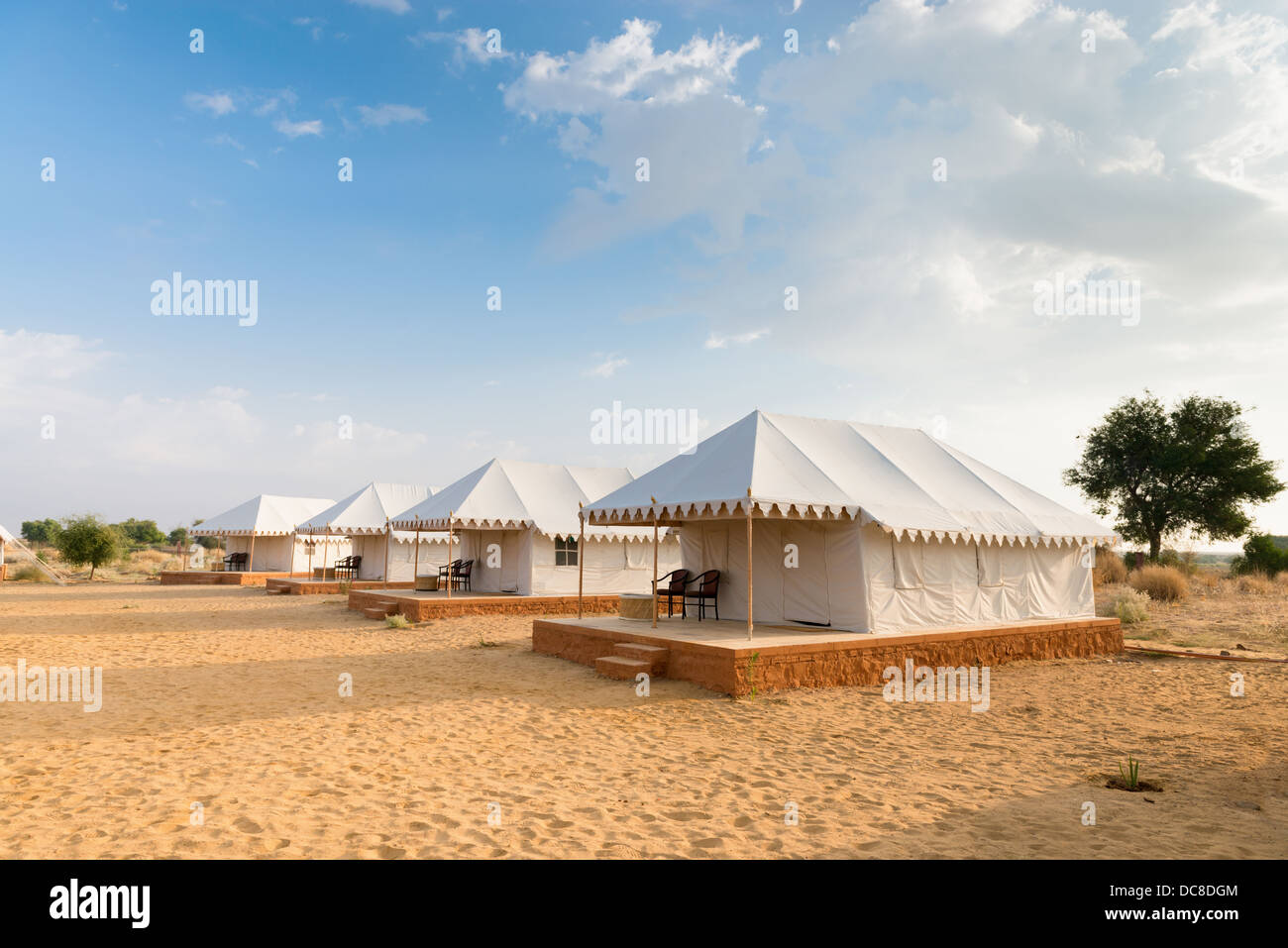 Zelt camping Site-Hotel für Touristen in der Thar Wüste unter blauem Himmel Stockfoto