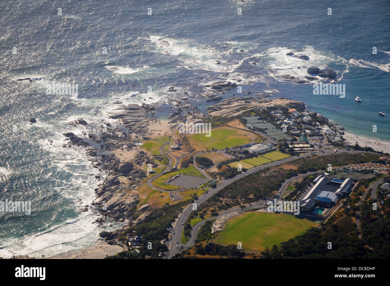 Luftaufnahme von hohen Berg am Meer Küste mit Straßen, Parkplätze und Gebäude, Kapstadt, Soth Afrika Stockfoto