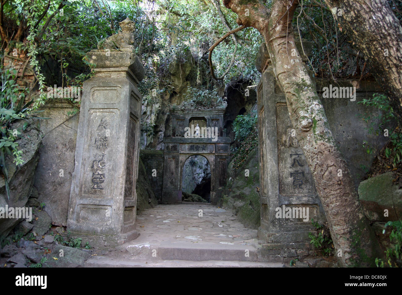 Buddhistische Tempeleingang in einer Höhle auf Marble Mountain, Vietnam Stockfoto