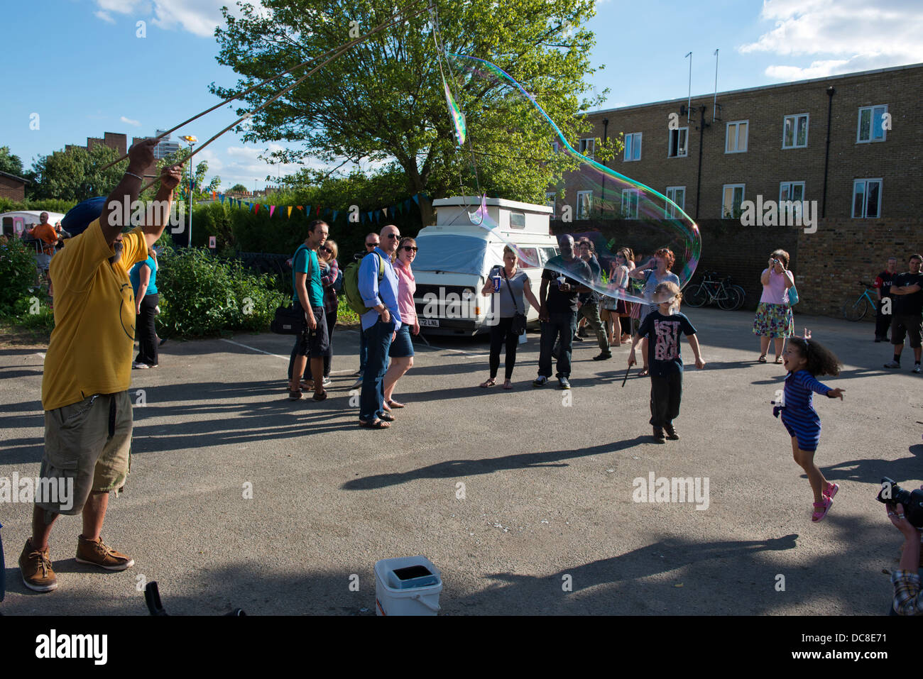 Kinderanimateurin auf dem Shuffle-Festival statt im St Clements Hospital, Mile End, London. Stockfoto