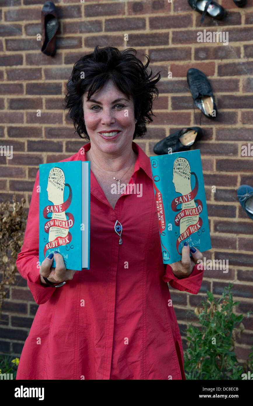 Ruby Wax erscheint und unterschreibt ihr neuestes Buch am St Clements Hospital, Mile End, London, lockt mit dem Shuffle-Festival. Stockfoto
