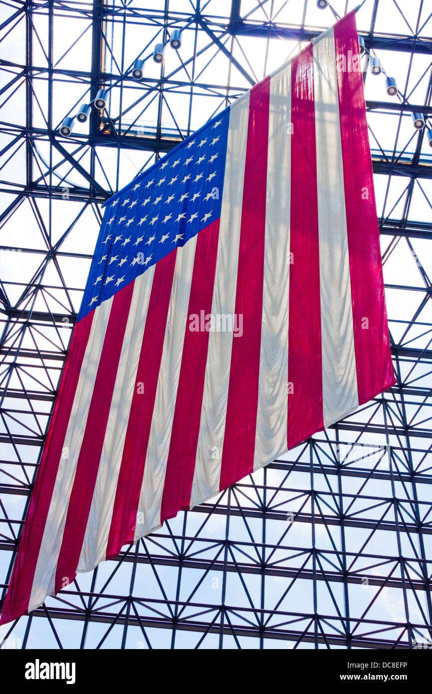 Amerikanische Flagge hängen von der Atrium-Sparren des J-F-Kennedy-Bibliothek und Museum, Boston, Massachusetts Stockfoto