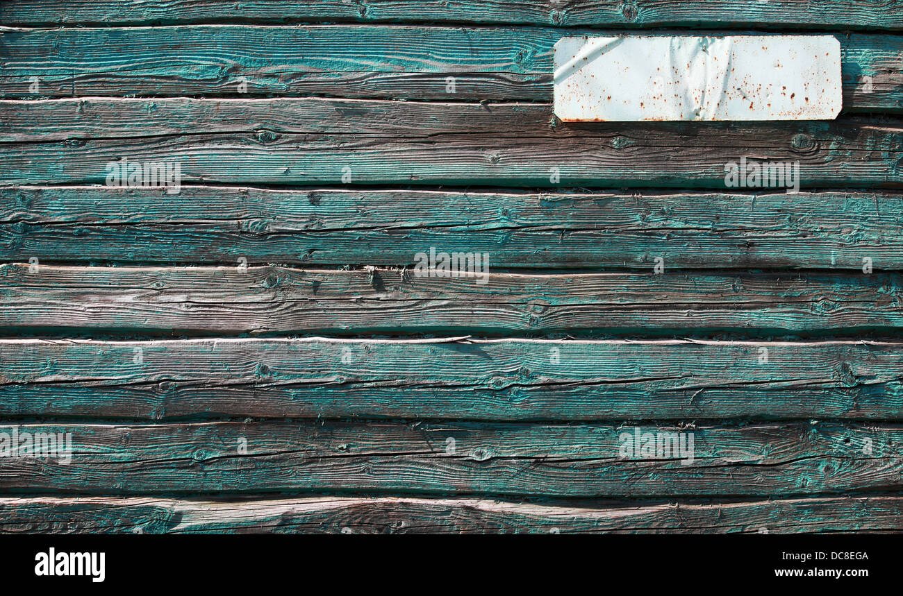 Alte grüne Holzwand mit Weißmetall-label Stockfoto