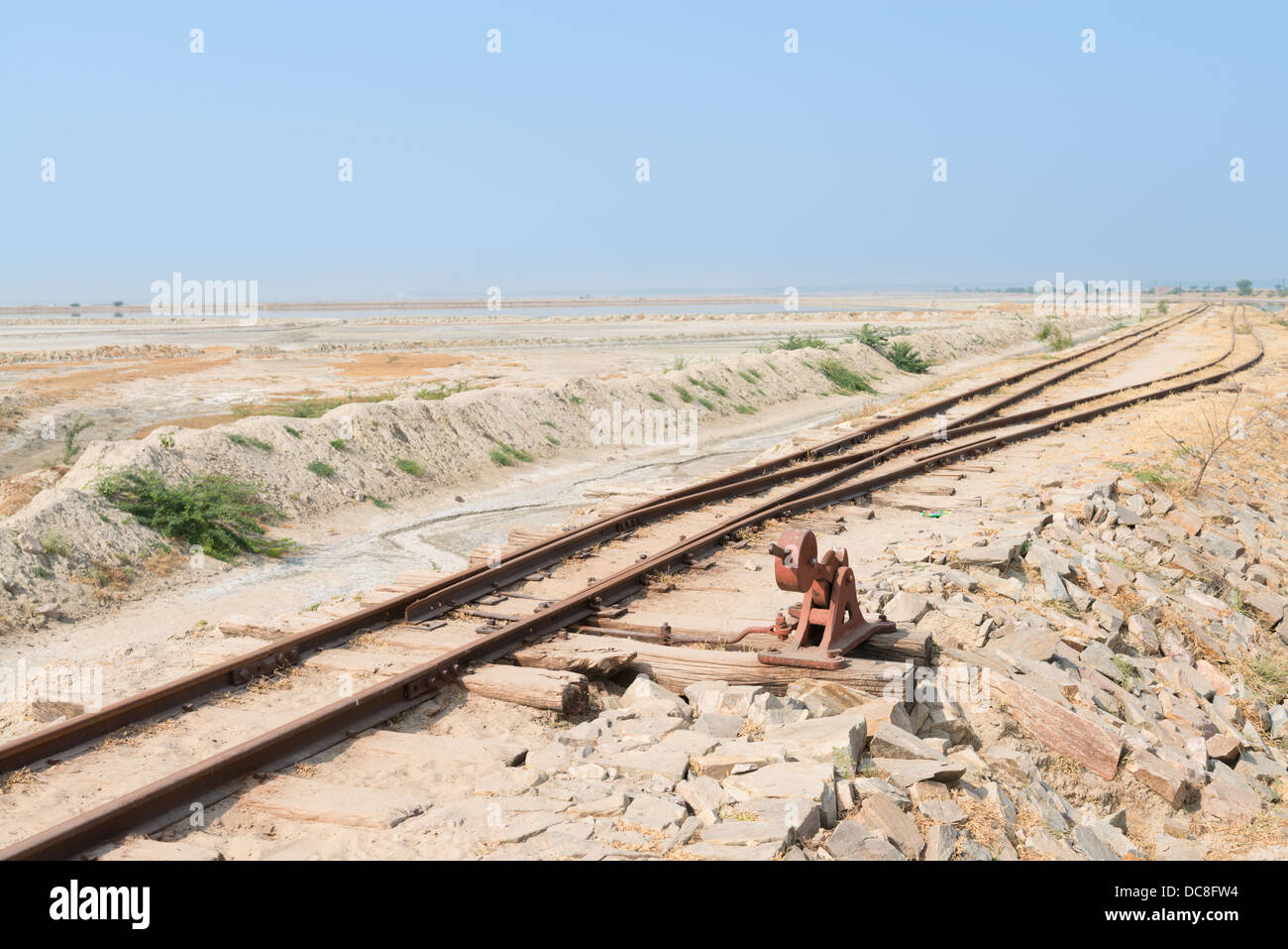 Bahntrasse auf Sambhar Salt Lake. Es ist Indiens größte Salzsee, wo Salz seit tausend Jahren bewirtschaftet hat. Stockfoto